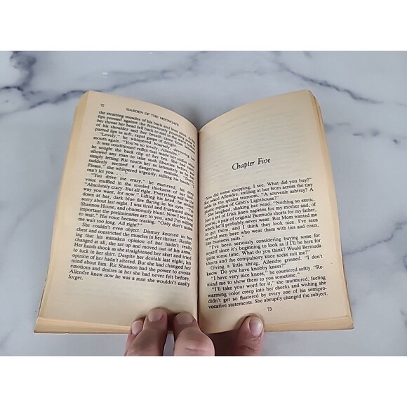 Vitek, Donna - Garden of the Moongate - Silhouette Publishers - #139- Paperback - Picture 6 of 10